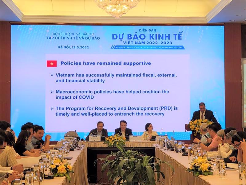 The “Vietnam economic forecast 2022-2023: Growth scenarios and prospects for some key economic sectors” forum (Source from vneconomy.vn)