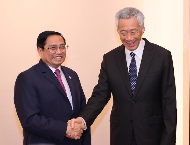 Prime Minister Pham Minh Chinh (left) and Singaporean Prime Minister Lee Hsien Long. Source: VGP