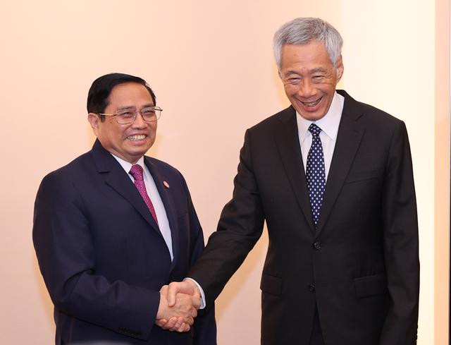 Thủ tướng Phạm Minh Chính và Thủ tướng Singapore Lý Hiển Long - Ảnh: VGP