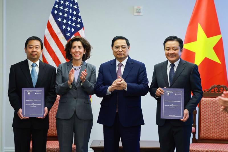 Prime Minister Pham Minh Chinh (2nd from right), US Secretary of Commerce Gina Raimondo (2nd from left), Mr. Huynh Quang Liem, General Director of the VNPT Group (right), and Mr. Billy Sugianto, Deputy General Director of Casa Systems (left). Photo: Nguyen Khanh