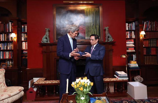 Thủ tướng Chính phủ Phạm Minh Chính và Đặc phái viên của Tổng thống Hoa Kỳ về khí hậu John Kerry. Ảnh - VGP. 