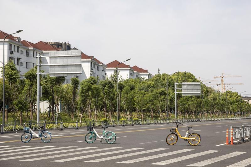 Những chiếc xe đạp được dùng làm rào chắn phong toả ở Thượng Hải, Trung Quốc - Ảnh: Bloomberg.
