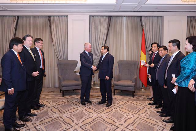 Prime Minister Pham Minh Chinh meets Mr. Charles Kaye, CEO of Warburg Pincus. Source: VGP