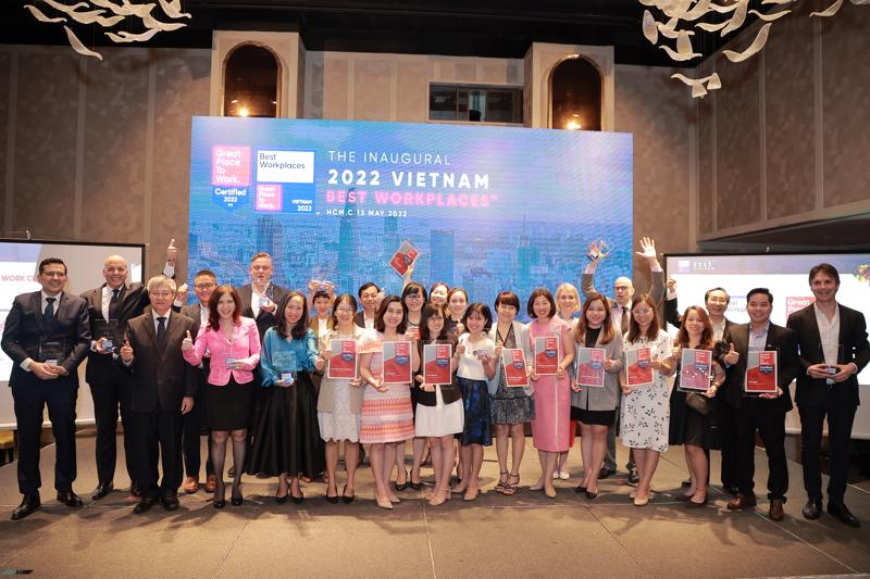 Các đại diện doanh nghiệp nhận danh hiệu “nơi làm việc tốt nhất Việt Nam năm 2022”.
