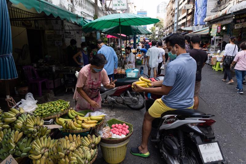 Chợ Silom ở Bangkok, Thái Lan - Ảnh: Bloomberg.