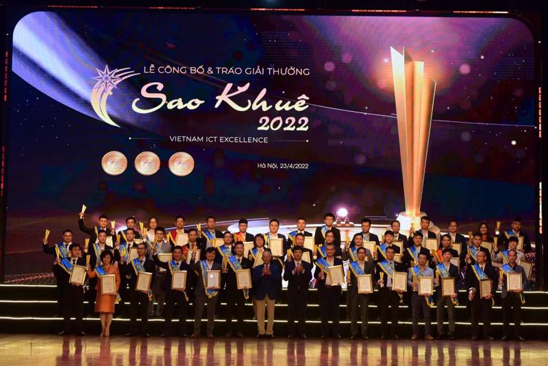 DauThau.Net cùng các đại diện doanh nghiệp trong ngành công nghệ thông tin nhận giải thưởng Sao Khuê 2022.