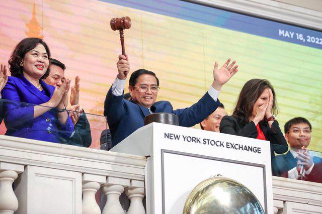 Thủ tướng Chính phủ Phạm Minh Chính gõ búa kết thúc phiên giao dịch tại Sàn giao dịch chứng khoán New York (NYSE) ngày 16/5 theo giờ địa phương. Ảnh - VGP.