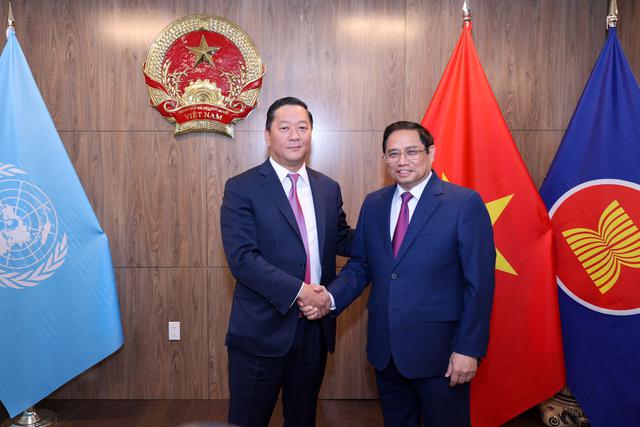 Thủ tướng Phạm Minh Chính và Tổng Giám đốc KKR Joseph Bae - Ảnh - VGP. 