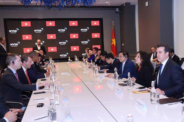 The roundtable between Prime Minister Pham Minh Chinh and business leaders. Photo from VGP