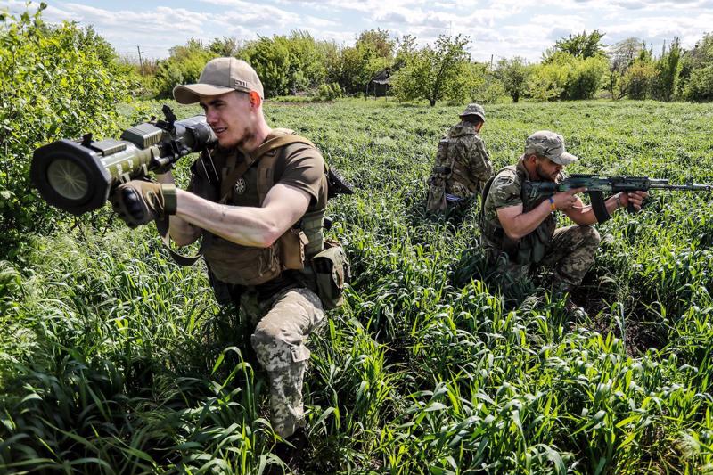 Binh sĩ Ukraine tiến hành một hoạt động giám sát ở khu vực Donetsk của Ukraine tuần này - Ảnh: AP