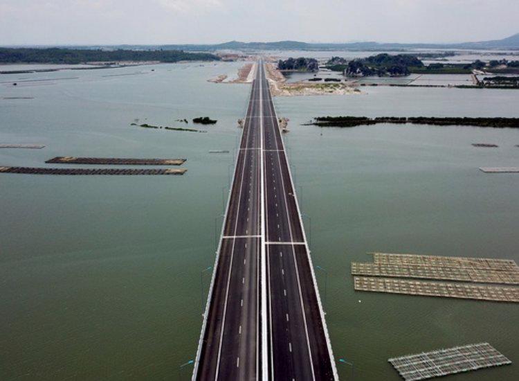  The coastal highway connects 6 coastal provinces, the Thai Binh section is about 43 km long.