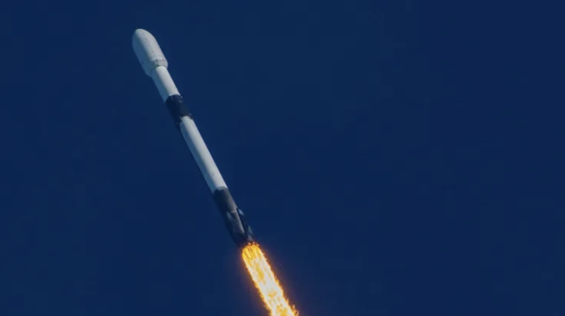Một tên lửa Falcon 9 đưa một nhóm vệ tinh Starlink vào quỹ đạo hôm 29/4/2022 - Ảnh: SpaceX.