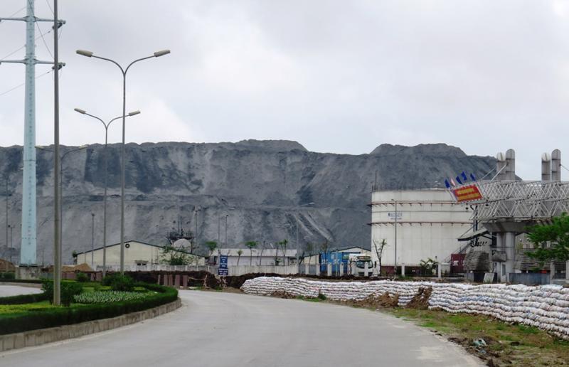 Bãi đổ thải của Công ty cổ phần DAP - Vinachem tại Hải Phòng chất cao như núi với hàng triệu tấn, đến nay chưa được xử lý 