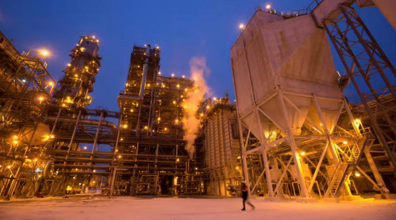 Một nhà máy lọc dầu của Lukoil ở Nga - Ảnh: Bloomberg