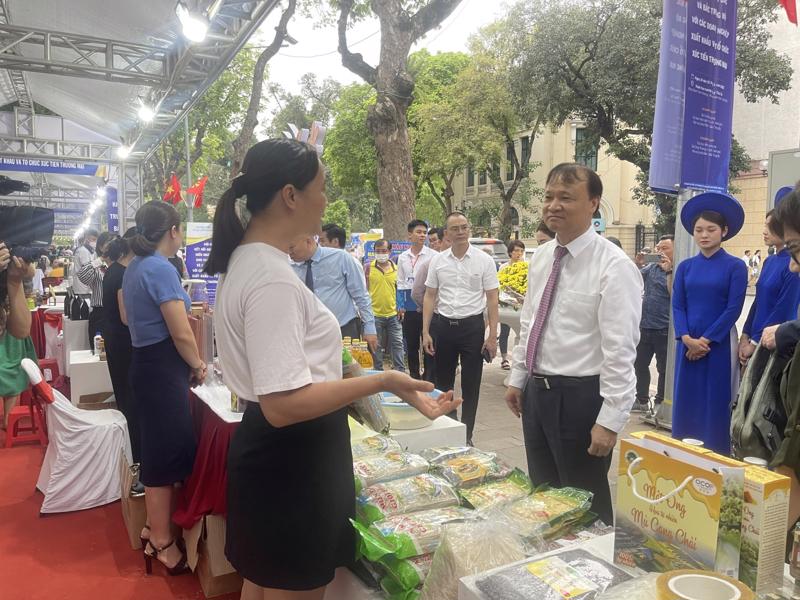 Thứ trưởng Bộ Công Thương Đỗ Thắng Hải tham quan các gian hàng Việt trưng bày tại Bờ Hồ. 