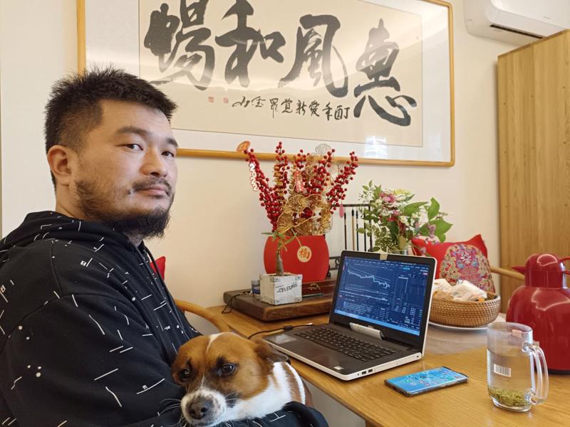 Clawde Yin tại nhà riêng ở Thượng Hải. Với tư cách một nhà đầu tư, ông Yin muốn "án binh bất động" vì không còn lựa chọn đầu tư nào khả dĩ ở thời điểm hiện tại - Ảnh: Bloomberg.