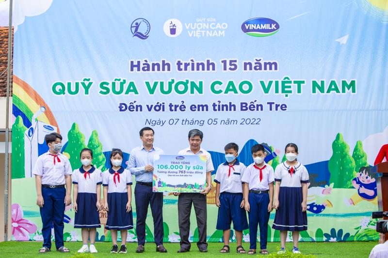 Đại diện Vinamilk và Quỹ sữa trao tặng 106.000 ly sữa cho các em nhỏ có hoàn cảnh khó khăn tại tỉnh Bến Tre. 
