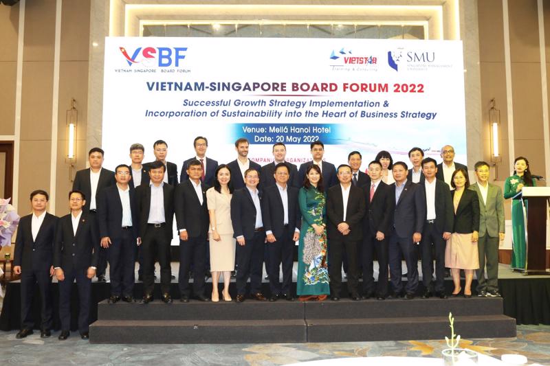 Leaders from the Ministry of Science and Technology, the Ministry of Industry and Trade, and leading enterprises in Vietnam and Singapore at VSBF 2022.