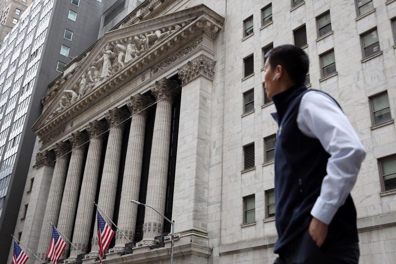 Bên ngoài Sở giao dịch chứng khoán New York (NYSE) - Ảnh: Reuters.