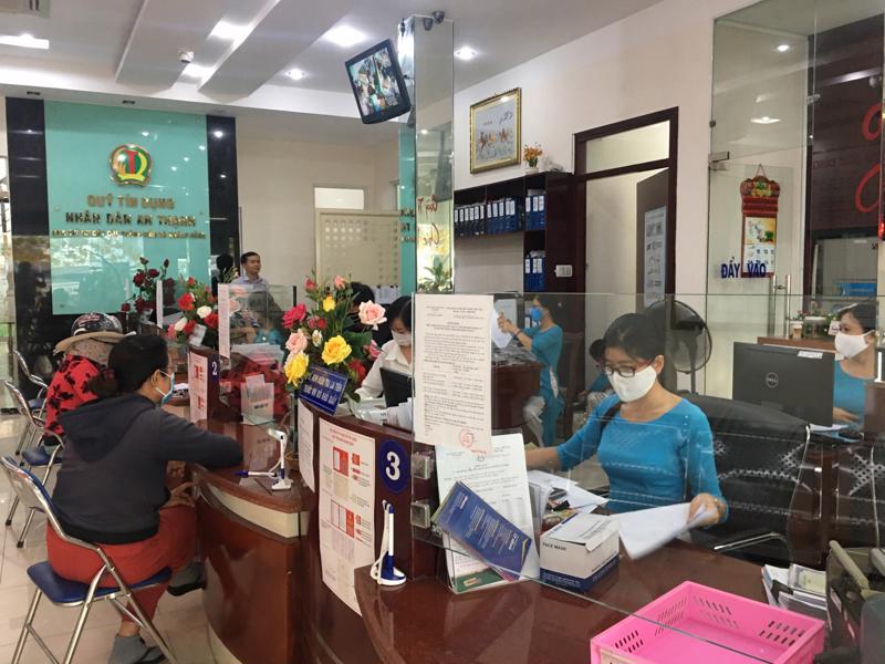 Khách hàng giao dịch tại quỹ tín dụng nhân dân An Thạnh, thành phố Thuận An, Bình Dương.