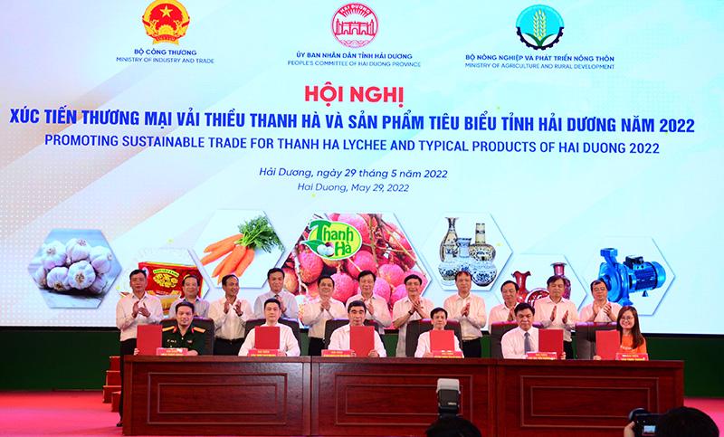 Ký kết giao thương tiêu thụ vải thiều sản phẩm tiêu biểu tỉnh Hải Dương qua các sàn thương mại điện tử - Ảnh: Việt Tuấn