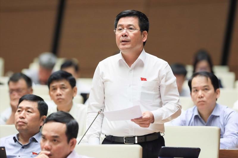 Minister of Industry and Trade Nguyen Hong Dien at the National Assembly session. Source: VnEconomy