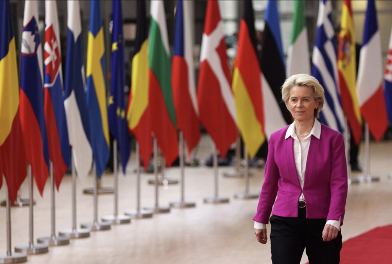 Chủ tịch EC Ursula von der Leyen tại hội nghị thượng đỉnh EU ở Brussels ngày 30/5 - Ảnh: Reuters.
