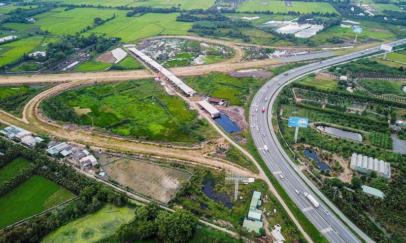 Suất đầu tư đường bộ cao tốc cao hơn 1,5 lần so với các khu vực khác khiến hạ tầng giao thông  tại khu vực Đồng bằng sông Cửu Long vẫn là "vùng trũng" so với cả nước.