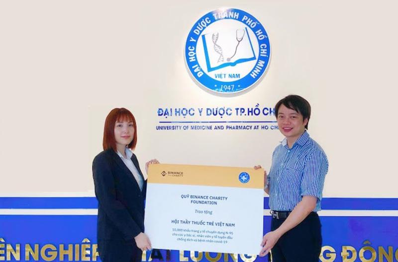 Bà Lynn Hoàng - Đại diện quỹ Binance Charity tại Việt Nam trao tặng 10.000 khẩu trang N-95 cho ông Nguyễn Hữu Tú - Phó Chủ tịch thường trực kiêm Tổng thư ký Hội Thầy thuốc trẻ Việt Nam.