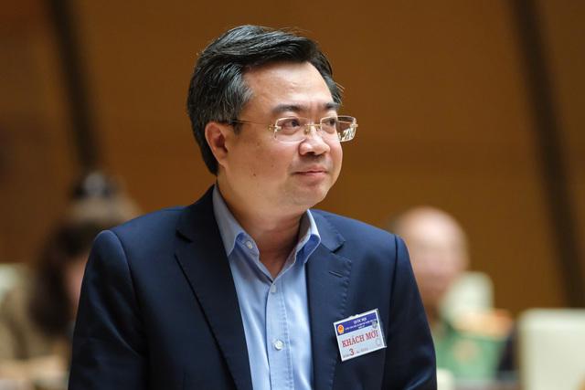 Bộ trưởng Bộ Xây dựng Nguyễn Thanh Nghị trả lời tại Quốc hội. 