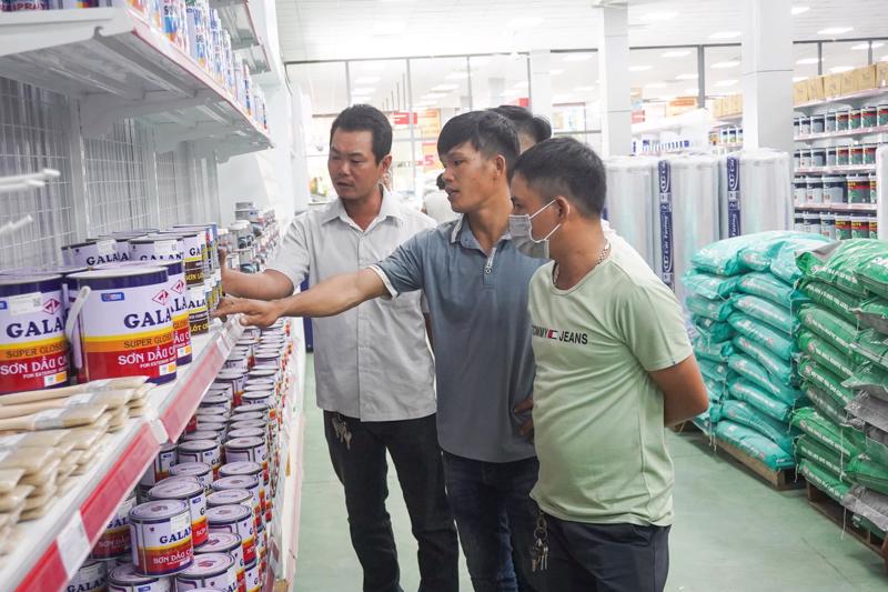 Nhộn nhịp mua sắm trong ngày diễn ra ưu đãi tại Hệ thống siêu thị Hoa Sen Home.