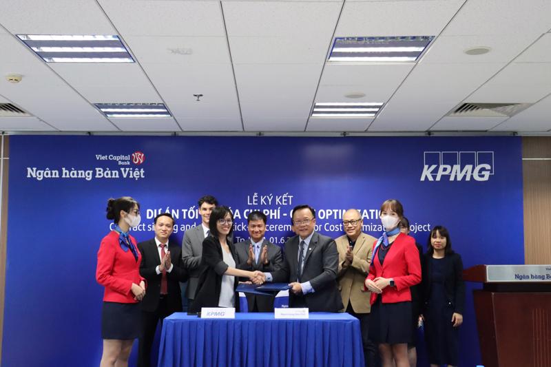 Lễ ký kết dự án “Tối ưu hóa chi phí” giữa Ngân hàng Bản Việt và KPMG.