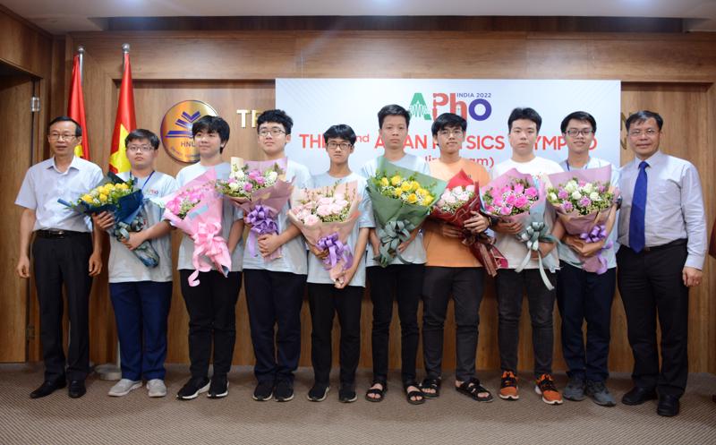 Các thành viên đội tuyển Việt Nam tại kỳ thi Olympic Vật lí châu Á - Thái Bình Dương năm 2022