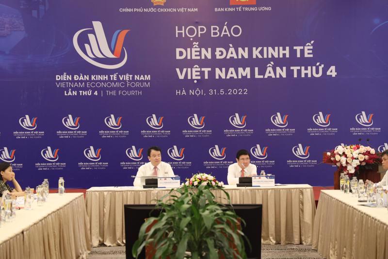 Press conference for the Vietnam Economic Forum. Photo: VnEconomy