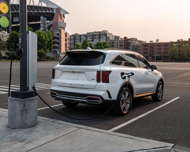 Hybrid cars finding favor in Vietnam