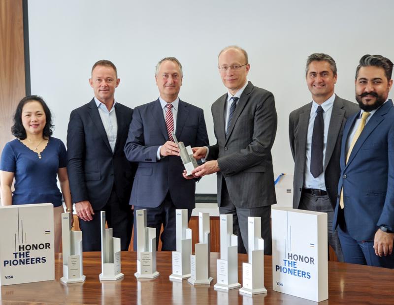 Tổng Giám đốc Techcombank Jens Lottner (bên phải) nhận giải thưởng từ đại diện Visa.
