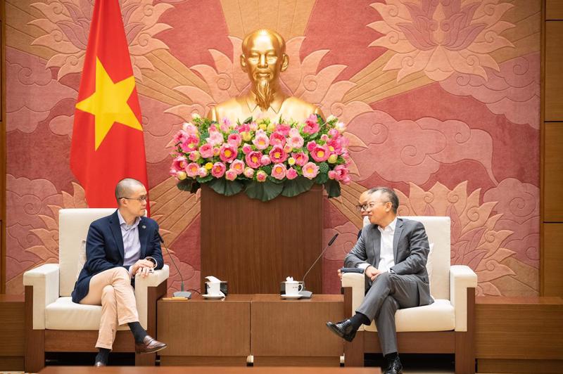Ông Changpeng Zhao (bên trái) đang trao đổi với Phó Chủ nhiệm Uỷ Ban Đối Ngoại của Quốc hội Nguyễn Mạnh Tiến.
