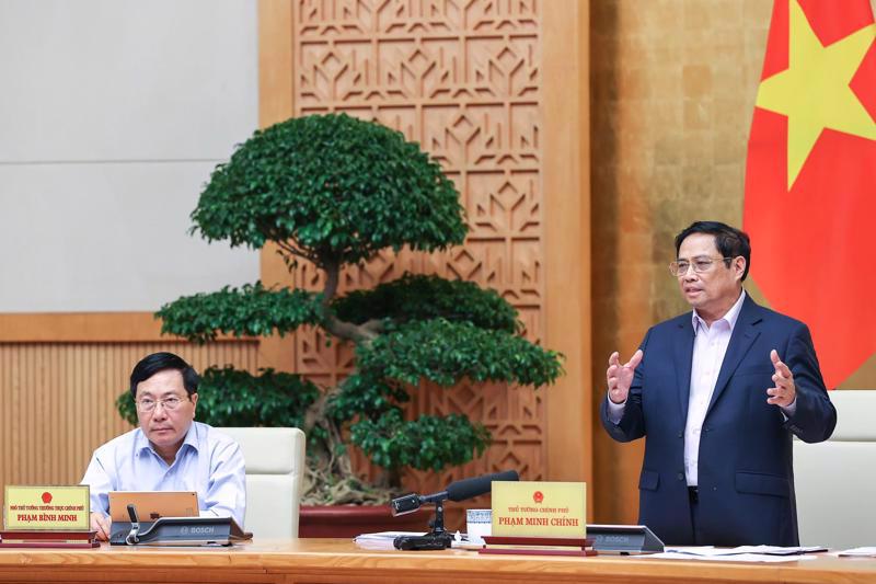 Prime Minister Pham Minh Chinh (right) addresses the May government meeting (Photo from VGP)