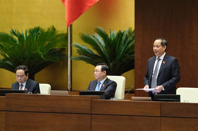 Phó Chủ tịch Quốc hội Trần Quang Phương đã ký báo cáo của Ủy ban Thường vụ Quốc hội về giải trình, tiếp thu ý kiến đại biểu Quốc hội về tổ chức chất vấn tại Kỳ họp thứ 3 - Ảnh: Quochoi.vn