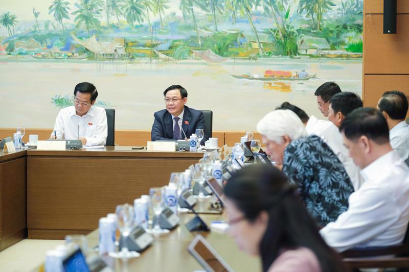 NA Chairman Vuong Dinh Hue speaks at a group discussion on June 6. (Photo: quochoi.vn).