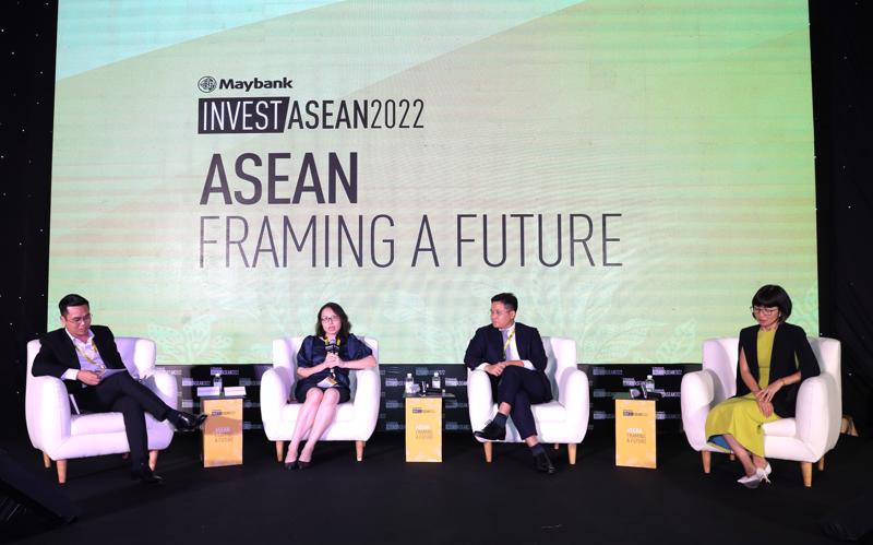 Các diễn giả chia sẻ về thị trường trái phiếu doanh nghiệp tại Hội nghị các nhà đầu tư thường niên Invest ASEAN 2022.