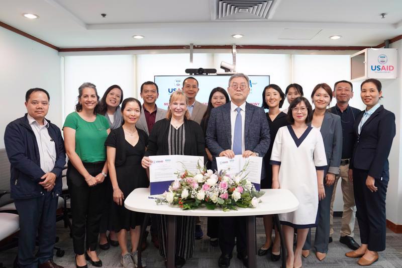 Representatives from USAID and KOICA signing the MoU. Photo: Vneconomy