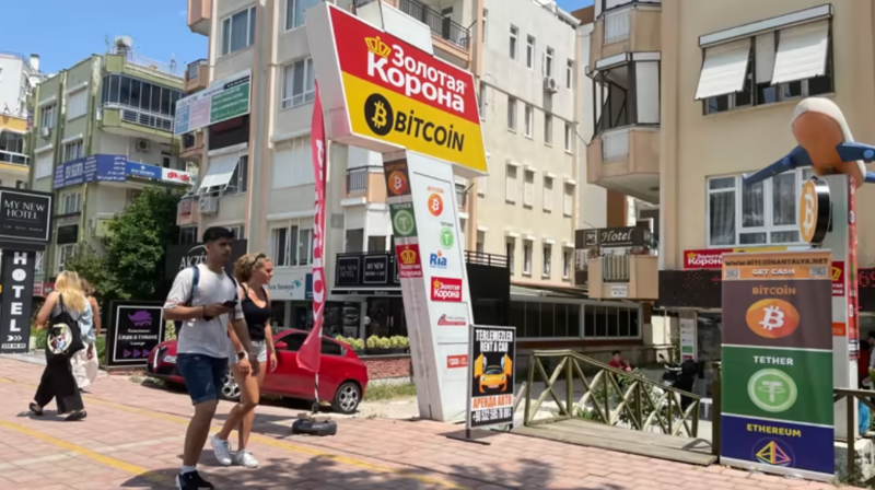 Tại thị trấn Antalya của Thổ Nhĩ Kỳ, nhiều cửa hàng nhận thanh toán bằng tiền ảo và sử dụng hệ thống thanh toán Golden Crown của Nga - Ảnh: Nikkei Asia