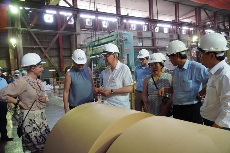 Thứ trưởng Ngoại giao Thụy Điển Robert Rydberg (người áo trắng ở giữa) thăm Nhà máy Giấy Bãi Bằng, được xem là biểu tượng lớn nhất thành quả mối quan hệ hợp tác phát triển Thụy Điển Việt Nam.
