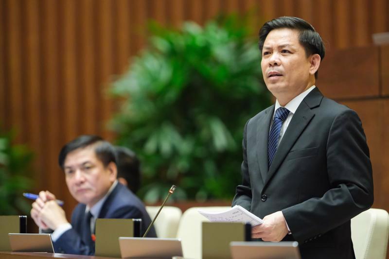 Minister of Transport Nguyen Van The (standing).