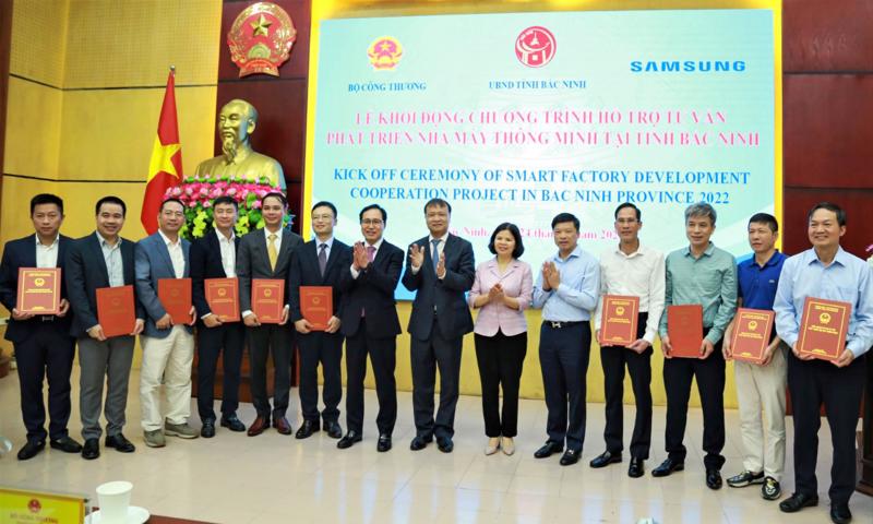 Lễ ký kết biên bản ghi nhớ chương trình phát triển nhà máy thông minh tại Bắc Ninh. Ảnh - Samsung Việt Nam. 