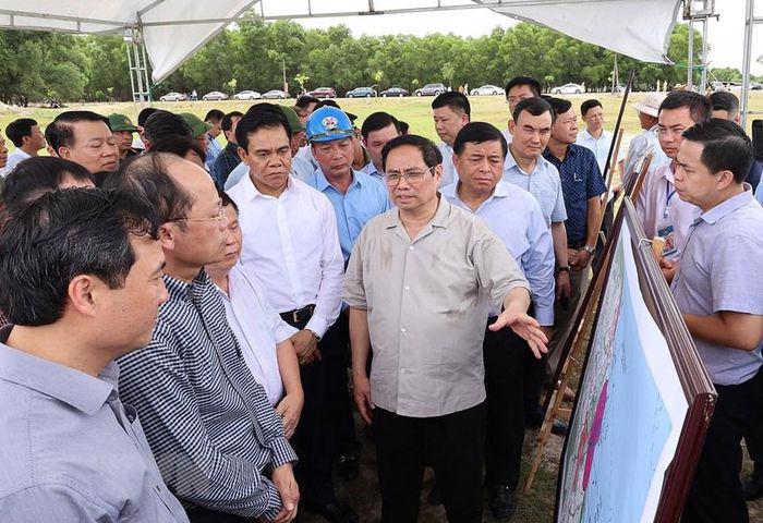 Thủ tướng Phạm Minh Chính khảo sát thực trạng mỏ sắt Thạch Khê. Ảnh:TTXVN