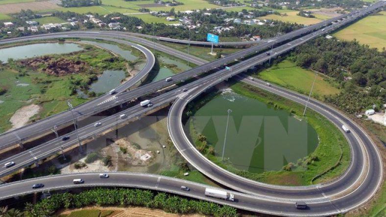 Cao tốc Dầu Giây – Tân Phú có điểm đầu giao với Quốc lộ 1, trùng với điểm cuối cao tốc TP. Hồ Chí Minh – Long Thành – Dầu Giây.