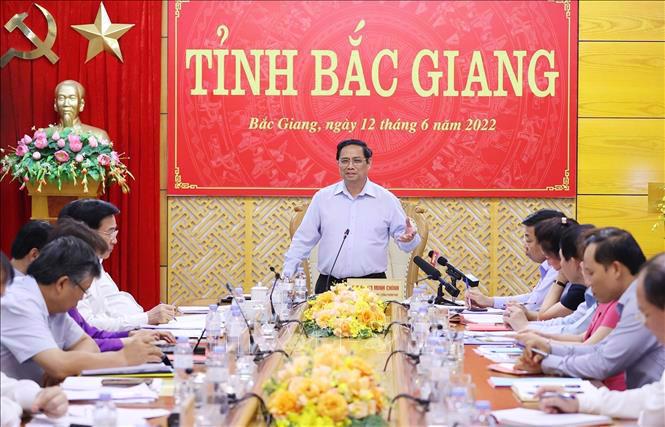 Prime Minister Pham Minh Chinh with leaders from Bac Giang province. Photo from VNA