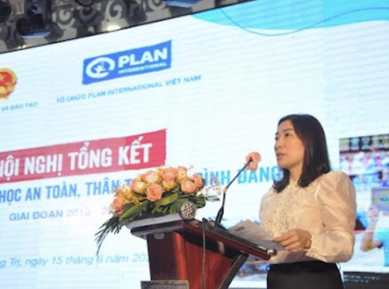 Bà Lê Thị Hằng, Phó Vụ trưởng Vụ Giáo dục chính trị và công tác học sinh sinh viên, Bộ GD&ĐT phát biểu hội nghị.